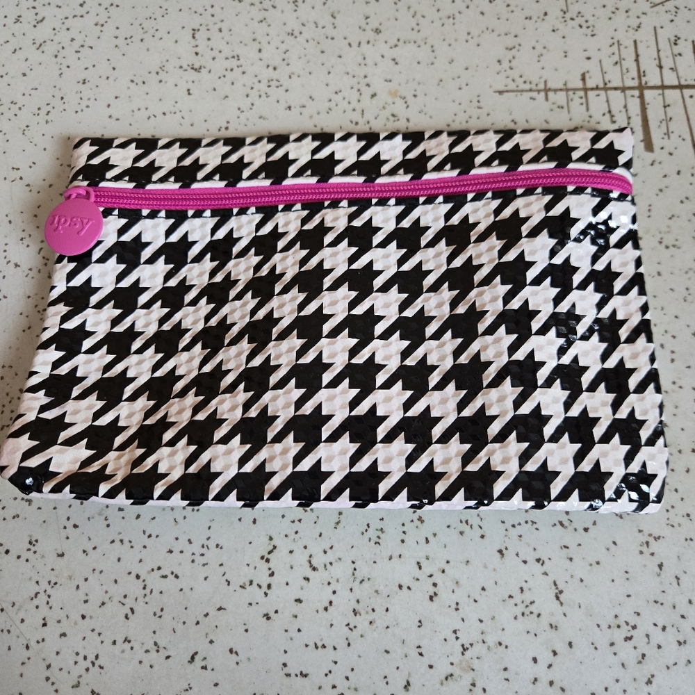 Ipsy Black and White Houndstooth Print Pouch with Pink Zipper